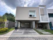 CASA EN VENTA EN SOLARES EN ESQUINA, COTO CON ALBERCA