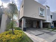 CASA EN VENTA EN SOLARES EN ESQUINA, COTO CON ALBERCA