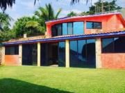 Casa en venta en Tequesquitengo a orilla del lago