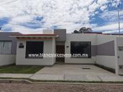 CASA EN VENTA EN TEQUISQUIAPAN EN EL FRACC. RESIDENCIAL...