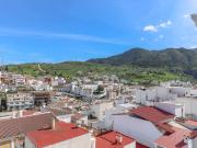 Casa en venta en Tolox. Casa adosada reformada. Casas.