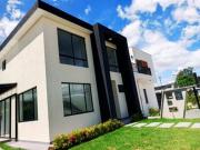 CASA EN VENTA EN TUMBACO 250M2 MAS 120M2 DE PATIO Y JARDIN