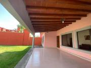 Casa en venta en un nivel en fracc. con caseta de...