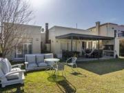 Casa en venta en una planta cuatro ambientes ubicada en...