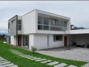 Casa en VENTA EN URBANIZACIÓN PRIVADA EXELENTE UBICACION