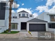 CASA EN VENTA EN VALLE DEL ÁNGEL FRENTE A PARQUE CON...
