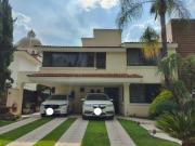 CASA EN VENTA EN VALLE REAL, AMPLIOS ESPACIOS CON 3...