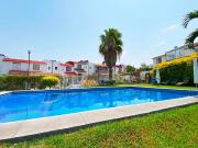 Casa en venta en Villas del Sol con alberca en...