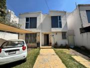 Casa en VENTA en Villas del Sur con jardín excedente a...