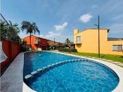 Casa en venta en Zapata con alberca portón eléctrico