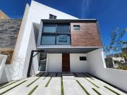 CASA EN VENTA EN ZIBATA, CONDOMINIO ACACIA, CERCA DE LA...