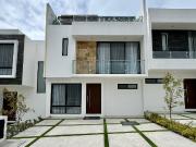 CASA EN VENTA EN ZIBATÁ, CUATRO RECÁMARAS Y ROOF GARDEN,...