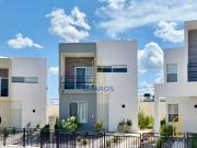 Casa en venta en zona Romanza con Recámara abajo