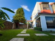 ¡Casa en venta! Espacios amplios, jardín espectacular!