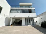 Casa en Venta Estilo Moderno Minimalista, en Bosque...