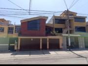CASA EN VENTA FRENTA A PARQUE