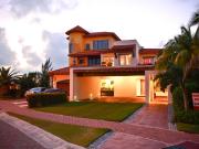 Casa en Venta frente a la Laguna Canc?n, Isla Dorada