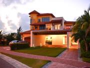 Casa en Venta frente a la Laguna Cancún, Isla Dorada