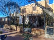 Casa en venta frente a plaza – entorno residencial y privado