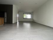 CASA EN VENTA FRENTE ÁREA VERDE EN LA QUERENCIA LEON...