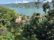 Casa en venta junto al lago con amplia terraza y...