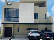 Casa en Venta Juriquilla, Recámara en P/B, Sala Doble Altura