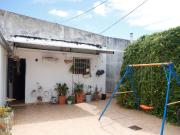Casa venta La Plata. 2 dormitorios, patio, cochera