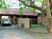CASA EN VENTA LA PLATA 3 DORMITORIOS CON PILETA
