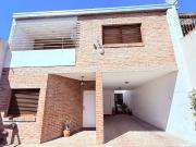 CASA EN VENTA LA PLATA 3 DORMITORIOS Y COCHERA