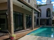 CASA EN VENTA LA PLATA 4 DORMITORIOS QUINCHO