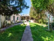 CASA EN VENTA LA PLATA CON GARAGE CUBIERTO