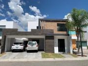 La vista Residencial casa con 4 recamaras una en Planta baja