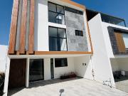 CASA EN VENTA LOMAS DE ANGELÓPOLIS FRENTE A PARQUE DE...