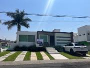 CASA EN VENTA LOMAS DE COCOYOC JARDIN Y ALBERCA 4R