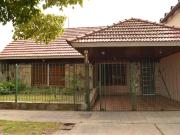 CASA EN VENTA LOMAS DE ZAMORA CON JARDIN Y GALPON