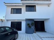 Casa En Venta a UNA cuadra De La Salle Bajío, en Lomas...