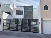 CASA EN VENTA, MILENIO III, CADA RECAMARA CON BAÑO...