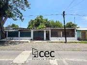 CASA EN VENTA MUY AMPLIA, 3 RECÁMARAS, 2 BAÑOS, COCHERA...