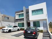 CASA EN VENTA MUY AMPLIA EN CUMBRES DEL LAGO JURIQUILLA...