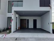 CASA EN VENTA NUEVA EN FRACC. PUNTO LOMAS