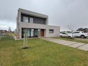 Casa en Venta o alquiler a estrenar 4 ambientes mas...