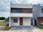 Casa en Venta para Inversionistas dentro de coto en...