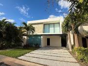 CASA EN VENTA PARQUE CENTRAL, Privada al Norte de...