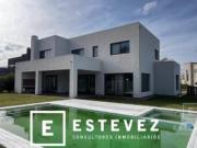 Casa en venta, pileta, Barrio Cerrado, Escobar