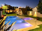 Casa en venta, pileta quincho y mucho verde!