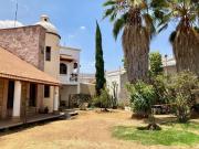 Casa en venta por salida Quiroga con un enorme jardín y...