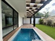 Casa en Venta, Privada con Amenidades, Alberca y Panles...