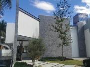 CASA EN VENTA PUERTA DE HIERRO CON ALBERCA