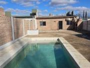 Casa en venta + quincho + pileta en B° La Encantada Plottier