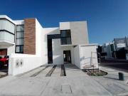 Casa en venta recámara planta baja en Lomas de la Rioja...